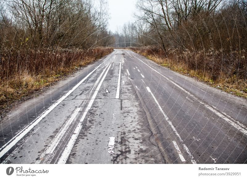 alte verlassene Asphaltstraße mit verunstalteten Fahrbahnmarkierungen Straße Markierungen weiß Hintergrund Linie schwarz urban Oberfläche Weg abstrakt Textur