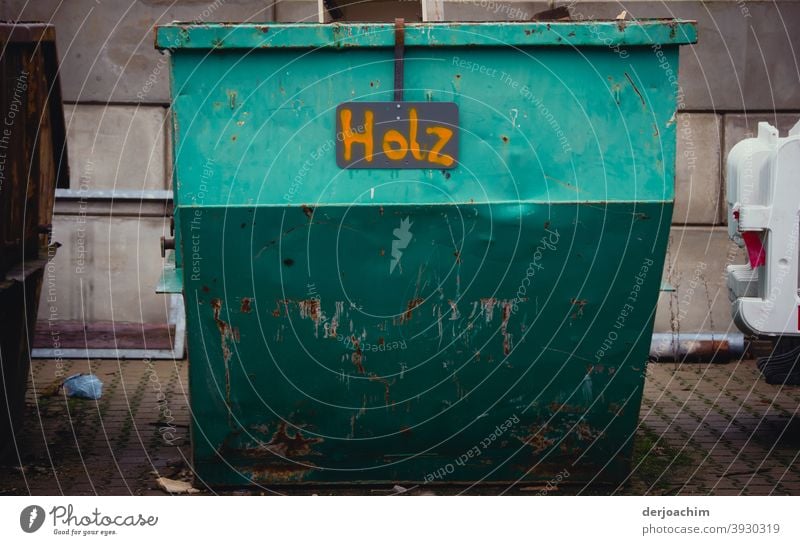 Metall Container nur für Holz. - Kein Metall- Farbfoto Tag Menschenleer Außenaufnahme alt Ziffern & Zahlen Schilder & Markierungen Detailaufnahme Schriftzeichen