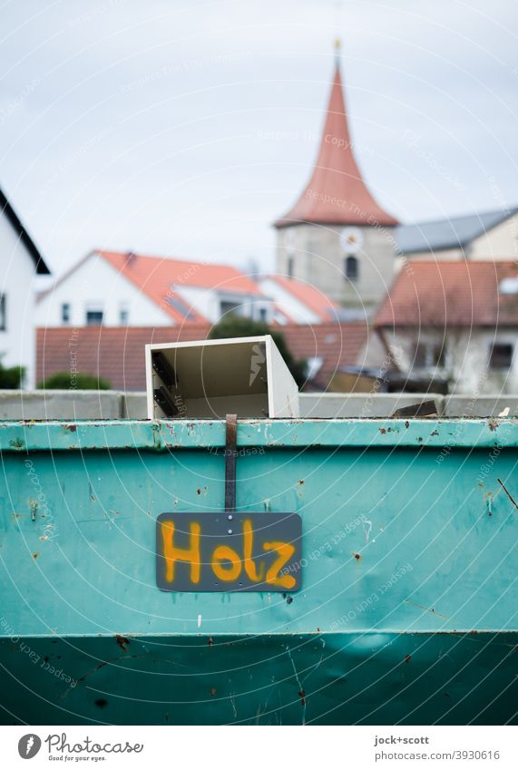 !Trash! 2020 | Holz im Container Bauhof Kirchturm Beschriftung Schilder & Markierungen Unschärfe Kleinstadt Franken Handschrift Abfall Himmel Schublade