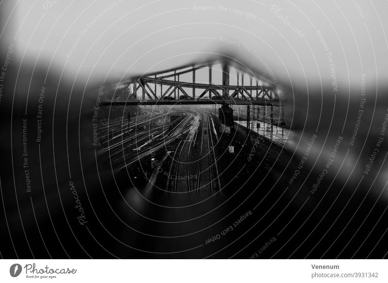 Swinemünder Brücke in Berlin Brücken Winter schwarz auf weiß Bokeh Deutschland Historische Sehenswürdigkeit abstrakt Eisenbahnen Eisenbrücke Bogenbrücke gewölbt