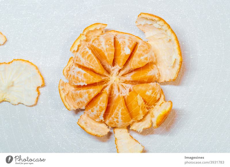 Reife saftige geschälte Orange Mandarine, Clementine lokalisiert auf hellem Hintergrund, Draufsicht. Orangenschalen, Orangenschale. Lebensmittel Foodfotografie