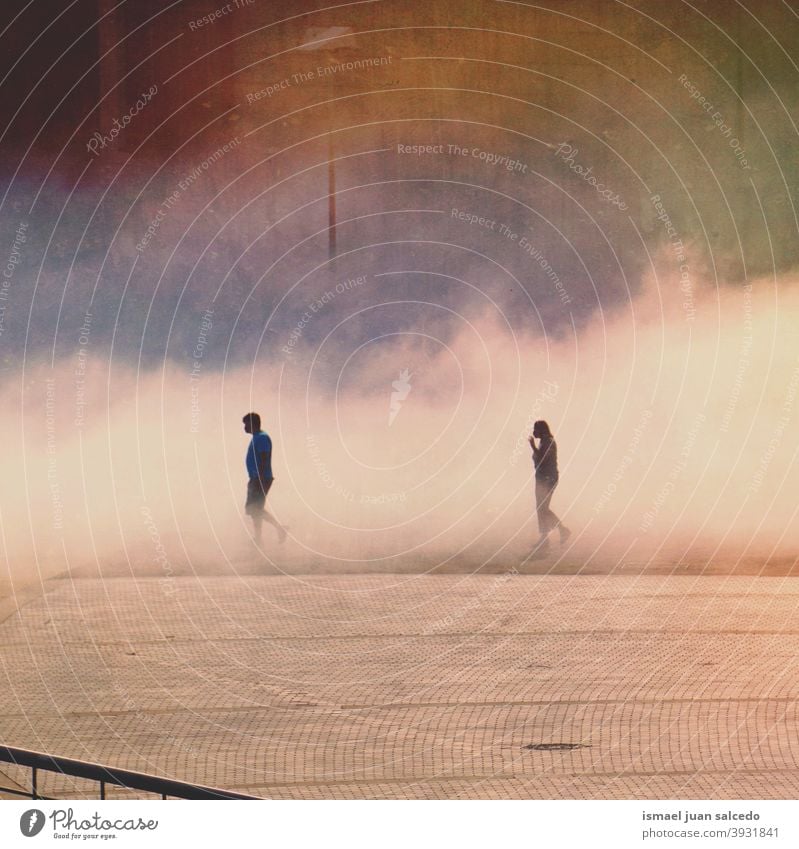 Tourist beim Besuch der Stadt Bilbao, Spanien Menschen Person menschlich Fußgänger Tourismus Menge Straße Großstadt urban laufen Nebel neblig Tag Wetter Winter