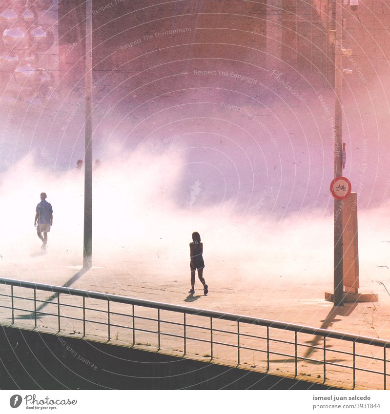 Tourist auf der Straße beim Besuch der Stadt Bilbao, Spanien Menschen Person menschlich Fußgänger Tourismus Menge Großstadt urban laufen Nebel neblig Tag Wetter