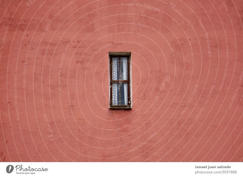 Fenster an der roten Fassade des Gebäudes, Architektur der Stadt Bilbao Außenseite Haus heimwärts Straße Großstadt im Freien Farbe farbenfroh Struktur