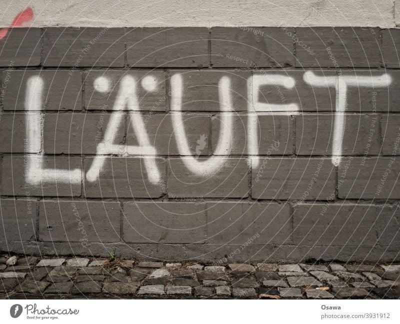 LÄUFT Farbfoto Schrift Wandmalereien Jugendkultur Kultur Kunst Kreativität Buchstaben Straßenkunst Typographie Putz Schmiererei Schreibschrift Handschrift