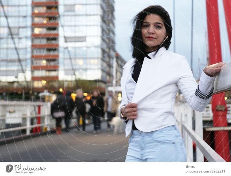 Elis Portrai hochhaus brücke kühl brückengeländer urban jacke jeans dunkelhaarig langhaarig städtisch fassade skeptisch blick halten ohrring