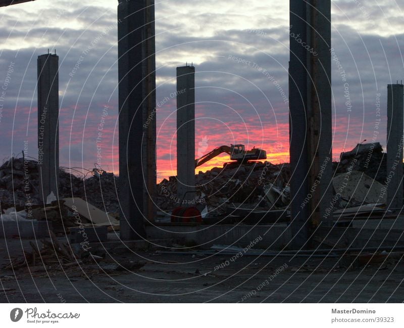 The Eden of Iceland Bagger Bauarbeiter Baustelle chaotisch Sonnenuntergang Wolken Gebäude Zerstörung kaputt Demontage Island Hafnarfjörður Ruine Schaufel