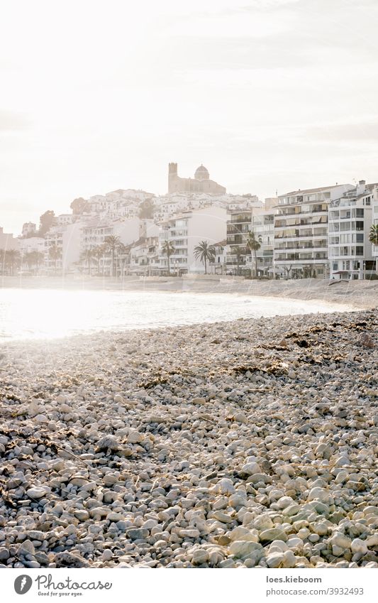 Der zerstörte Strand in Altea nach Sturm Gloria im Januar 2020 mit Blick auf Küste und Altstadt im Gegenlicht, Altea, Costa Blanca, Spanien altea mediterran