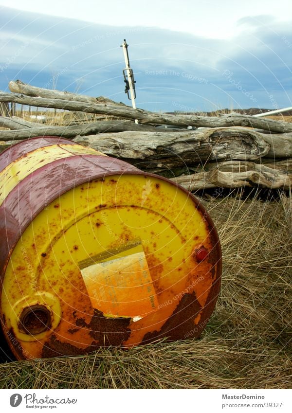 Tellus Oil T 46 (new) Fass Ölfass Baumstamm eigenwillig Gras Wiese gelb rot Rost Industrie Erdöl Himmel alt Natur