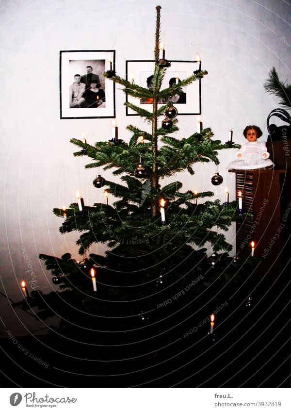 Bescherung Weihnachten Weihnachtsbaum Baumschmuck Feste & Feiern Tradition Weihnachtsdekoration Christbaumkugel Wohnzimmer Kerzen Tanne Fotos Puppe Eltern 2005