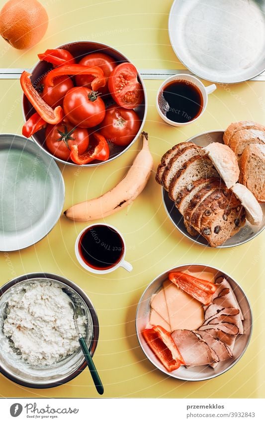 Frühstück in den Sommerferien auf dem Campingplatz zubereitet authentisch wirklich Banane gekochtes Fleisch langsames Leben Tischdecken im Freien