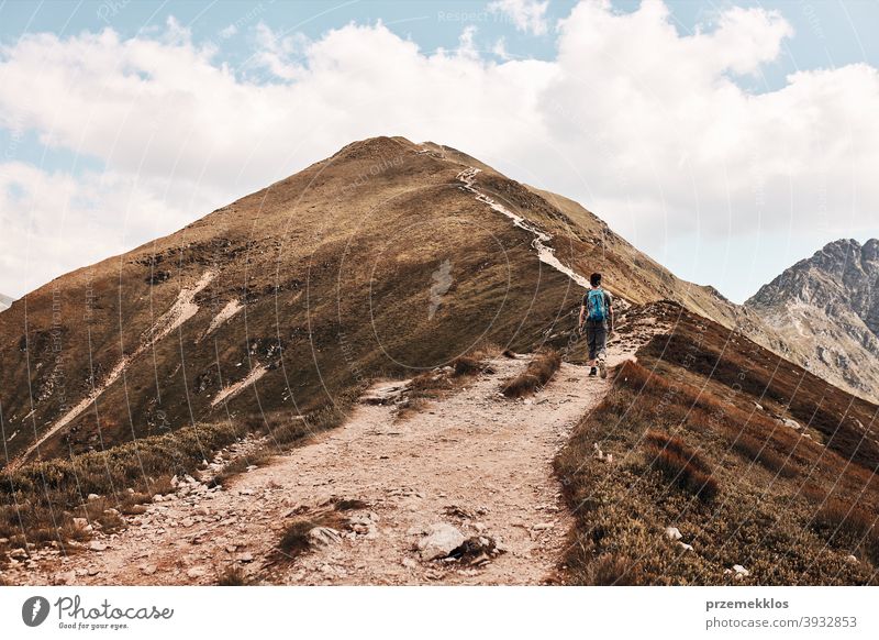 Junger Mann mit Rucksack Wandern in einem Gebirge, aktiv verbringen Sommerurlaub Aktivität Abenteuer Freiheit Gesundheit Freude Freizeit Natur Park Erholung