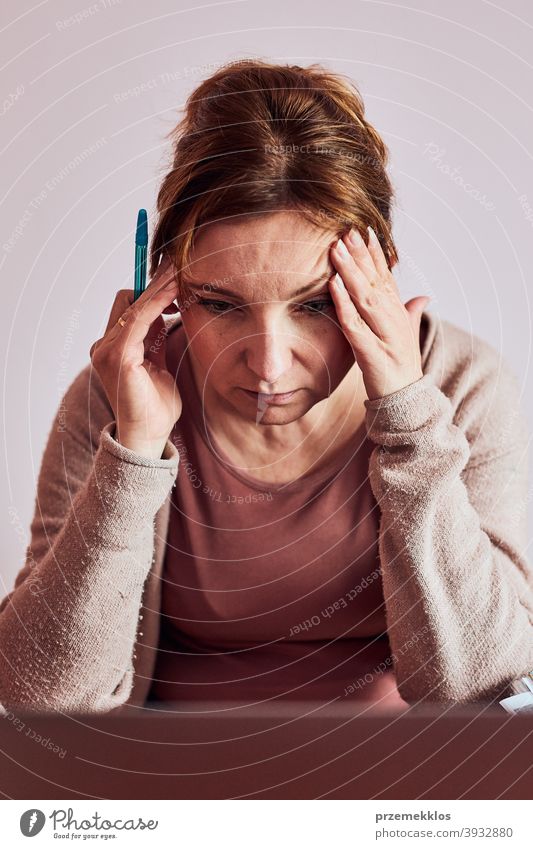 Frau konzentrierte sich auf ihre harte Arbeit und erledigte ihre Arbeit ferngesteuert mit einem Laptop von zu Hause aus Ordner Anruf Talkrunde Klasse Klassen