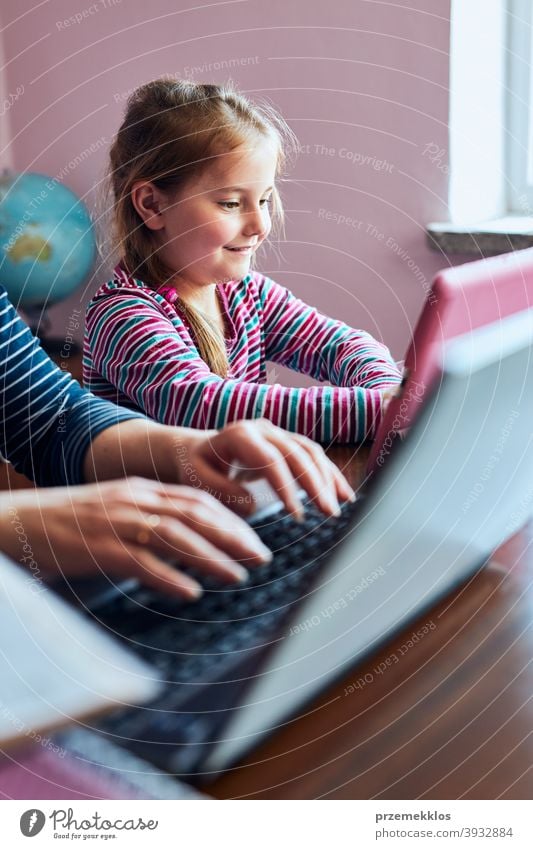 Kleines Mädchen Vorschüler beobachten Video auf dem Tablet, während Frau Mutter arbeiten ihre Arbeit aus der Ferne tun Bett Schlafzimmer Ordner Anruf Talkrunde