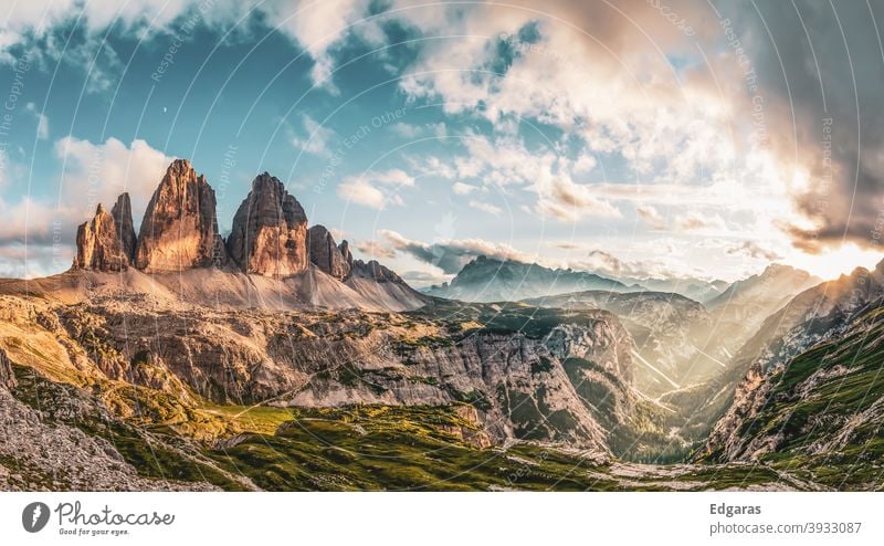 Panoramablick auf den Sonnenuntergang in Tre cime di lavaredo, Dolomiten Berge, Italien dolomiten italien tre cime di lavaredo dolomiti Berge u. Gebirge