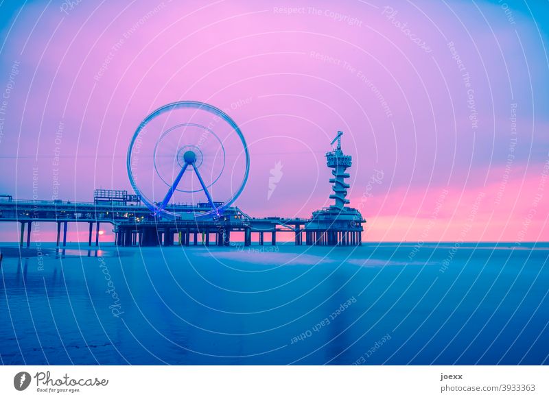 Lila Himmel mit bewegtem Riesenrad und Turm am Meeer, Langzeitebelichtung Riesenrad fahren Den Haag Ferien & Urlaub & Reisen Steg Wasser Scheveningen Tourismus