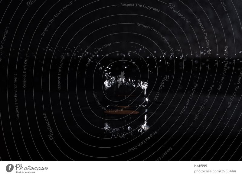 Wassertropen fallen und lassen Figuren entstehen Tropfen Wassertropfen Wasseroberfläche spritzen Lichtbrechung glänzend Detailaufnahme liquide Tropfenbild