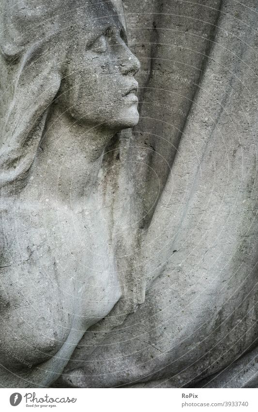 Relief einer nackten schönen auf einem Grabmal. Frau Friedhof Gebet angel prayer graveyard Tod death Trauer mourning Religion Kreuz Trost Zuversicht Efeu