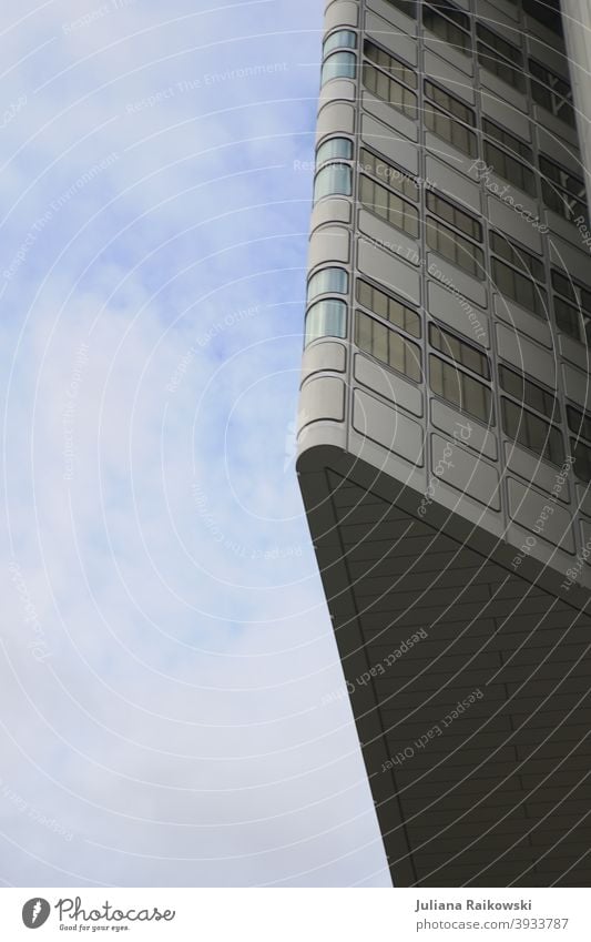 Hochhaus Eck Himmel Architektur blau Wolken Fassade Fenster Gebäude Stadt Außenaufnahme Menschenleer Farbfoto Tag Haus Wand Mauer Bauwerk eckig Stadtzentrum