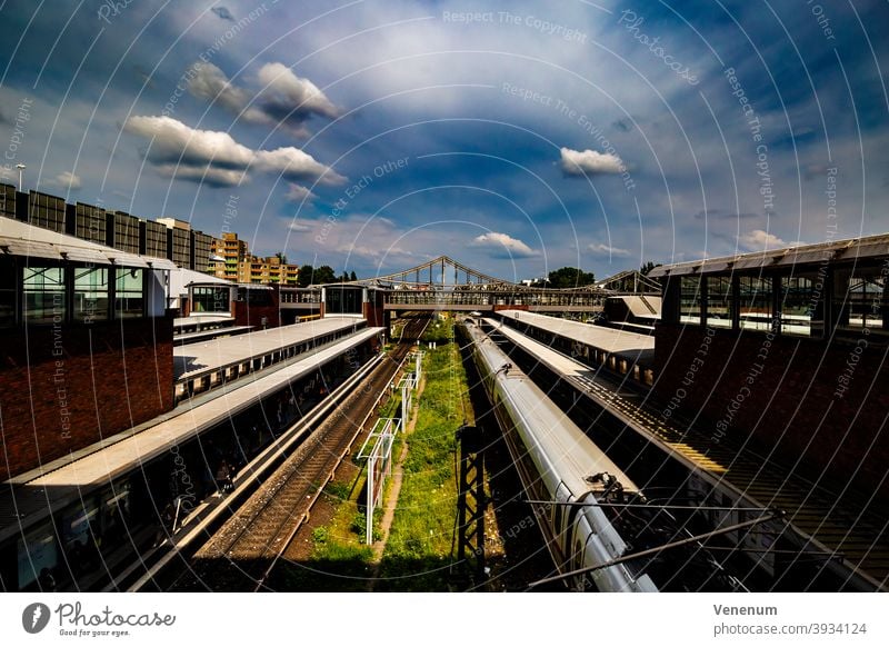 Ein Blick auf die Swinemünder Brücke in Berlin vom Bahnhof Gesundbrunnen aus Brücken Straße Straßen Eisenbahn Spuren Eisenbrücke Großstadt urban Kapital Himmel