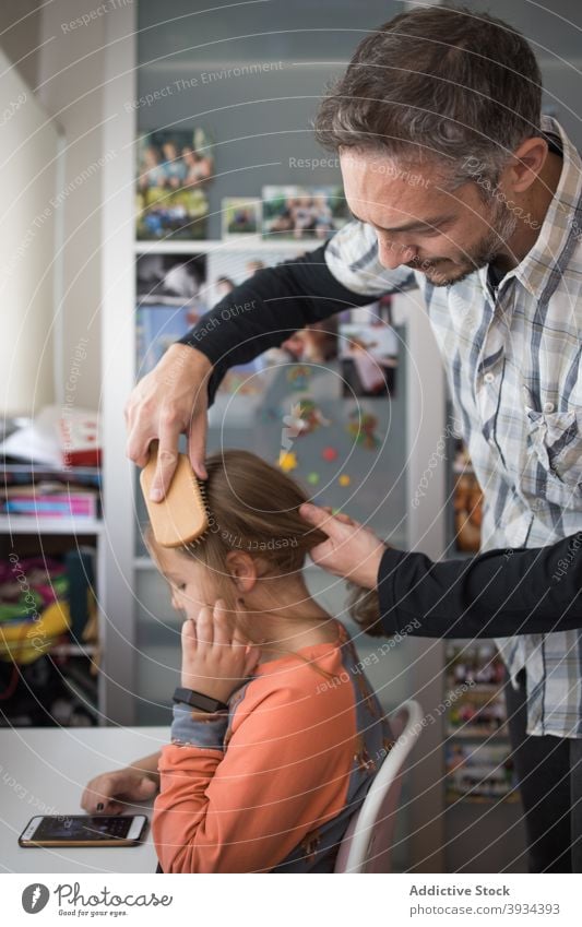 Papa bürstet Haare der Tochter Vater Bürste Behaarung Kamm Pflege Liebe Kind täglich Zusammensein Eltern Partnerschaft vorsichtig Lifestyle Bonden Elternschaft