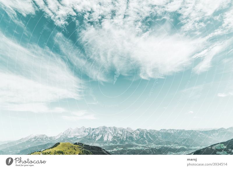 Blick über die Hochwurzen zur Dachsteingruppe. Mit dramatischer Wolkenstimmung. Wanderzeit Bergkette Dimensionen größenverhältnis reduziert Klischee Harmonie