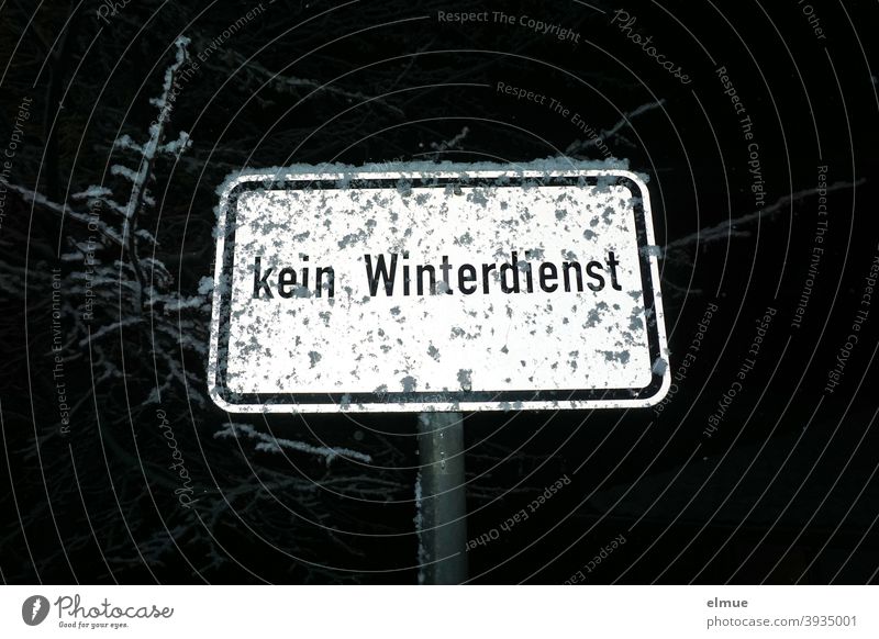 Straßenschild "kein Winterdienst" - nachts angeleuchtet und leicht mit Schnee bedeckt / Rutschgefahr / Nebenstraße Schild Hinweisschild Räumdienst Schneefall