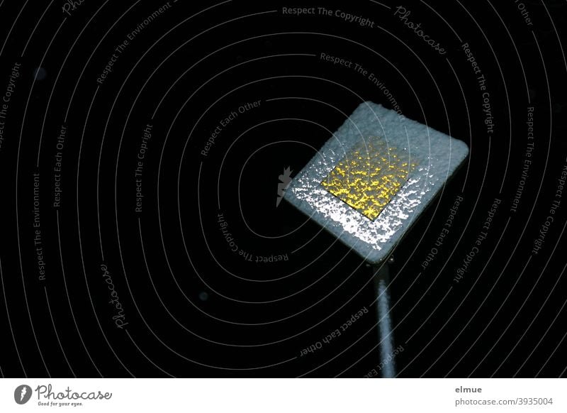Verkehrszeichen "Hauptstraße" im Dunkeln angeleuchtet, teils mit Schnee bedeckt / VZ 306 / Vorfahrtsstraße Verkehrsschild Richtzeichen Vorfahrt gewähren StVO