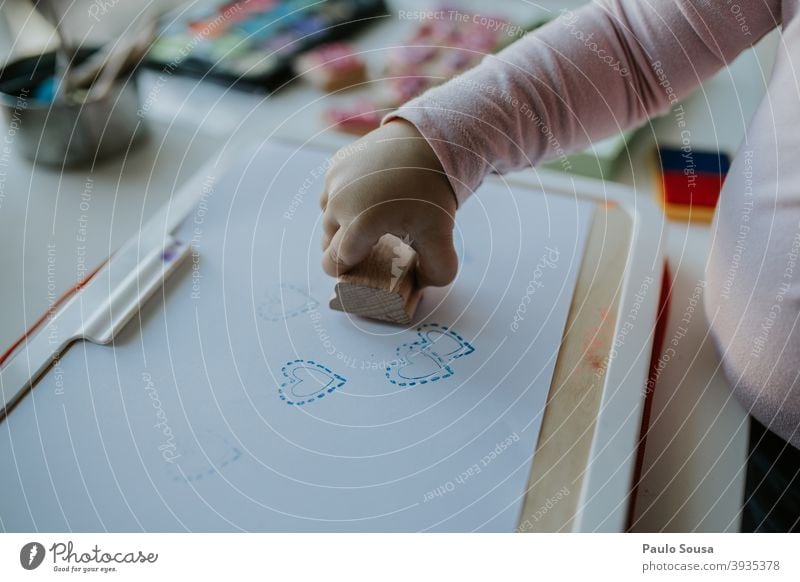 Close up Kind Hand spielen mit Briefmarken frankieren Kreativität Freizeit & Hobby Kindergarten malen Innenaufnahme Bildung Spielen Kindheit Farbfoto mehrfarbig