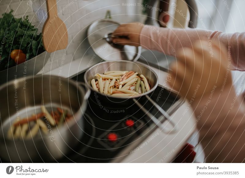 Spielendes Kind beim Kochen Kindheit Spielzeug Essen zubereiten Kindergarten Kleinkind Kindheitserinnerung Kinderspiel Farbfoto Freude Freizeit & Hobby