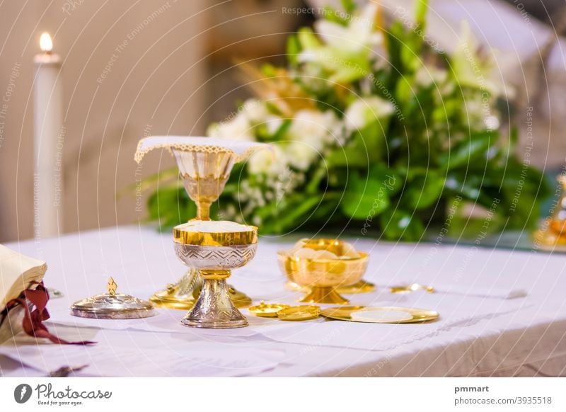 altar mit hostie und kelch mit wein in den kirchen des papstes von rom, francesco Tasse durchkreuzen Christentum gold heilig Wirt Altar Masse pyx Kelch