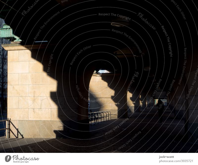 Schönhauser Licht mit Schatten Lichteinfall Lichtspiel Bauwerk Unterführung historisch Schönhauser Allee Prenzlauer Berg Hochbahn Symmetrie Strukturen & Formen