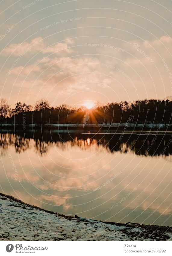 Sonnenuntergang am See sonnenuntergang sehen Wasser badesee Abendstimmung einsam Ruhe Entspannung Spiegelung refelektion Wärme herbst Herbststimmung Abendrot