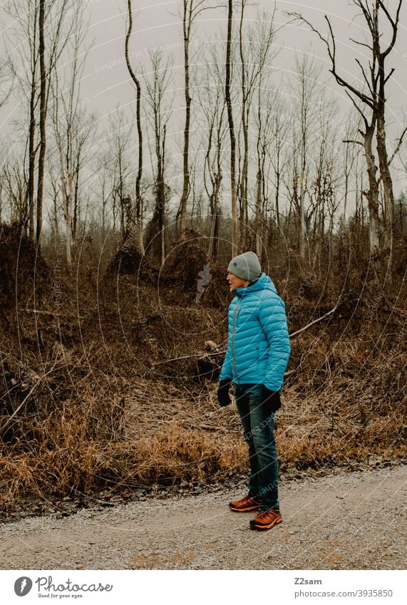 Sportlicher Rentner in der Natur beim spazieren gehen im Freien sportlich rentner Ändern Mann Porträt mütze Winter Kälte Landschaft Wald sträucher freizeit