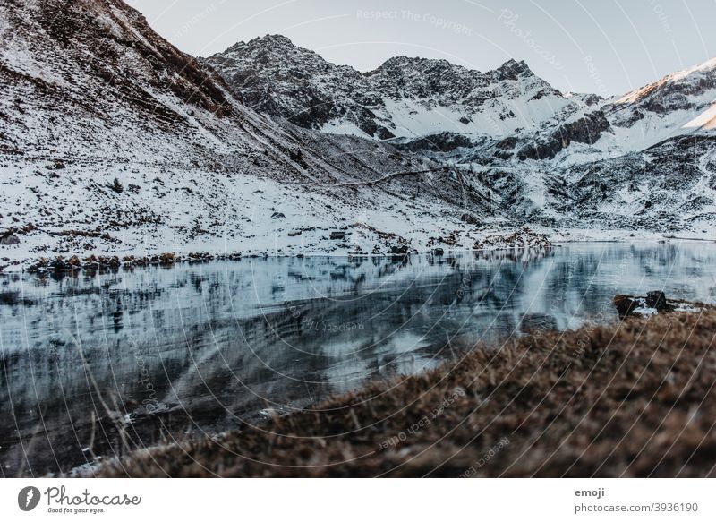 Bergsee im Winter in Arosa, Schweiz winter schnee schweiz Berge u. Gebirge Alpen wasser blau kalt tourismus ausflugsziel Panorama (Bildformat) Natur arosa