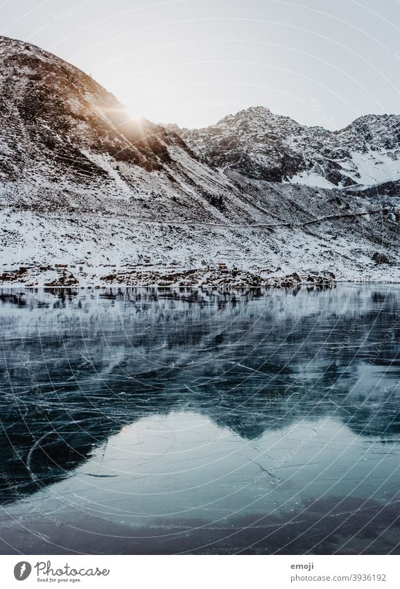 Bergsee im Winter in Arosa, Schweiz winter schnee schweiz Berge u. Gebirge Alpen wasser blau kalt tourismus ausflugsziel Panorama (Bildformat) Natur arosa