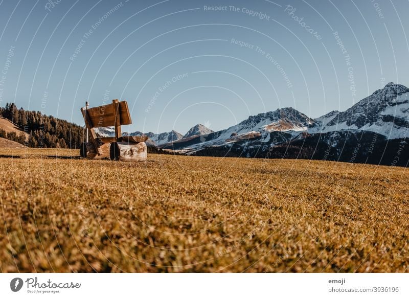 Sitzbank Holzbank in den Schweizer Bergen Himmel Blauer Himmel Schönes Wetter Herbst Wandertag Natur Rastplatz Sitzgelegenheit Wiese Alpen Berge u. Gebirge