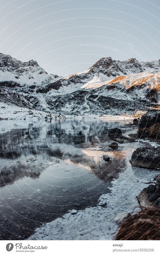 Bergsee im Winter in Arosa, Schweiz winter schnee schweiz Berge u. Gebirge Alpen wasser blau kalt tourismus ausflugsziel Panorama (Bildformat) Natur arosa