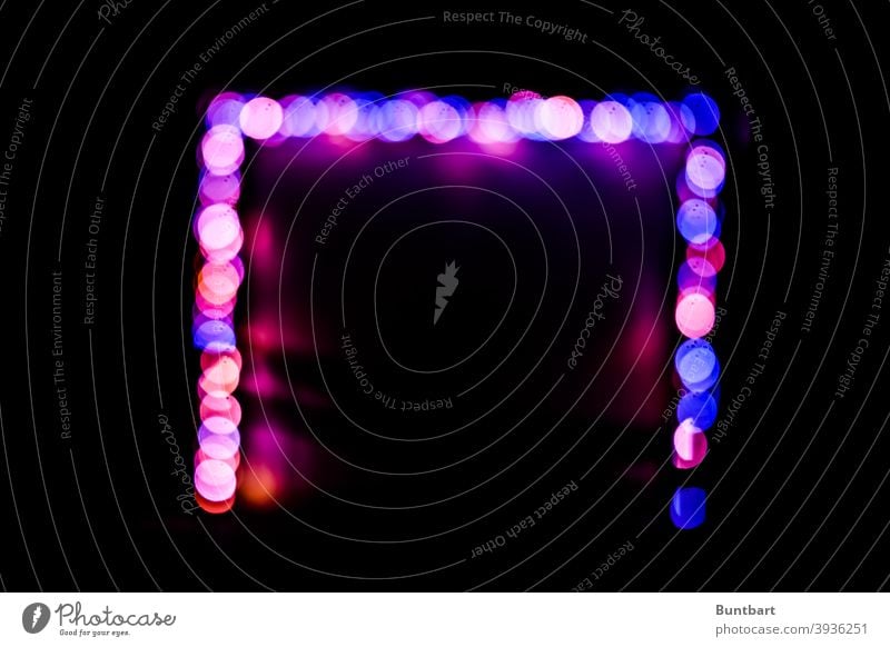 Lichtdurchgang Tor bunt Farben Außenaufnahme Menschenleer Farbfoto Tür Lichterkette Weihnachten Dekoration & Verzierung Weihnachtsdekoration