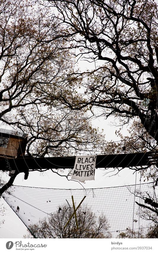 Black lives matter , Transparent an einer Baumhausbrücke im Hambacher Forst. Baumhaus Black Lives Matter Solidarität Menschenrechte Eichen Wald oben Rassismus