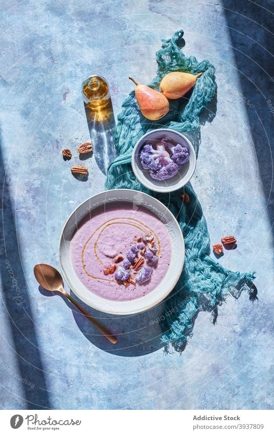 Leckere Blumenkohlsuppe in Schale auf dem Tisch Suppe Schalen & Schüsseln geschmackvoll Vegetarier dienen Mittagessen Gemüse appetitlich Serviette lecker