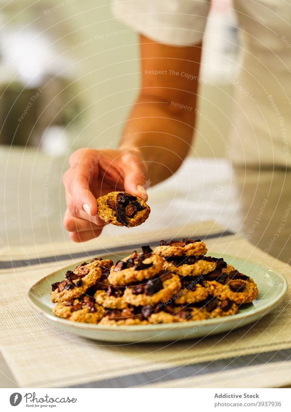 Chefkoch serviert süßes Gebäck mit getrockneten Früchten Keks Mürbeteig Konditorei Küchenchef gebacken dienen vorbereiten professionell Frucht Beeren lecker