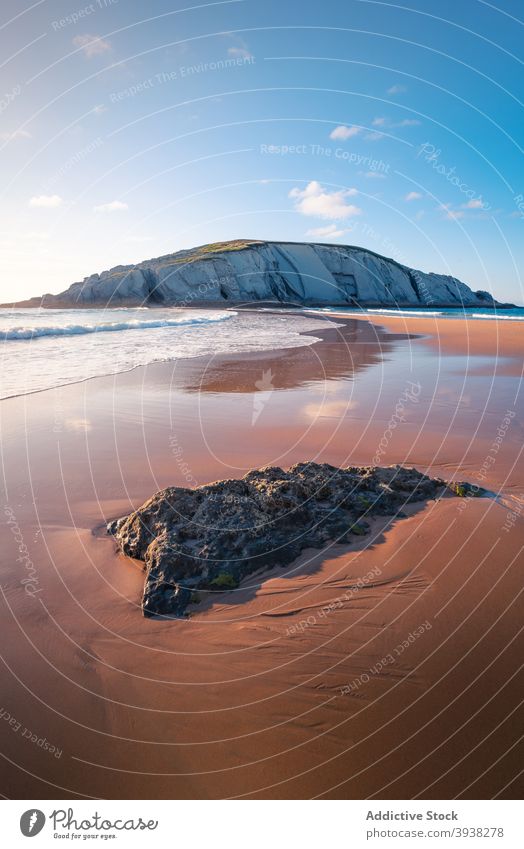 Felsige Klippe auf sandigen Meeresküste unter Sonnenuntergang Himmel in Spanien MEER Strand Sand Natur Meereslandschaft Küste malerisch Playa de Covachos