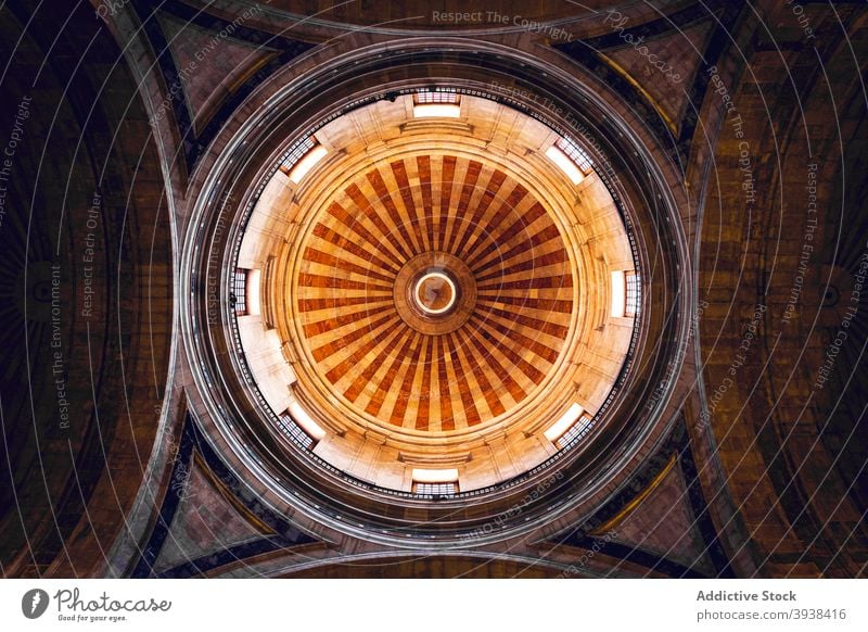 Innenraum einer historischen katholischen Kathedrale mit Kuppel Kirche Dom Bogen Architektur antik Erbe Sightseeing Kultur reisen christian