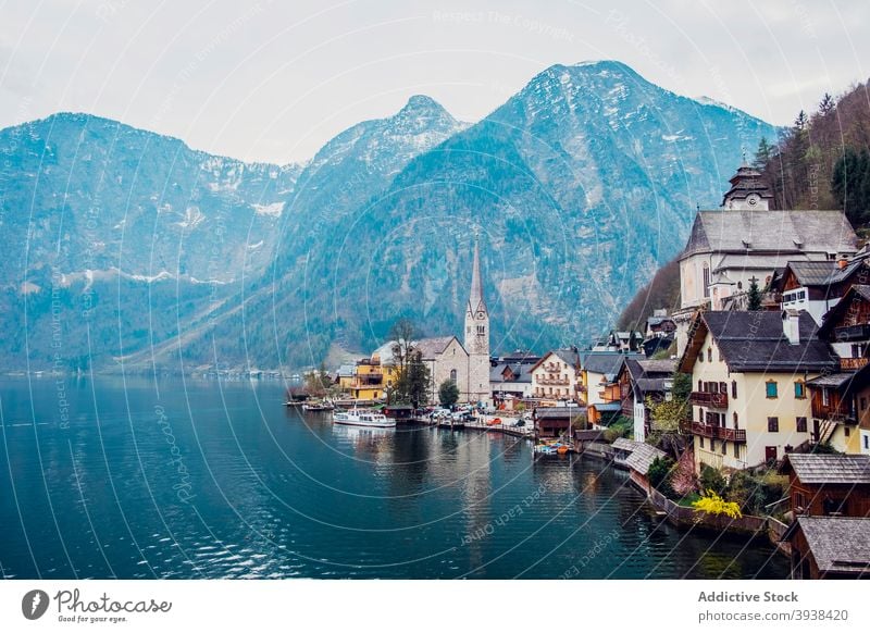 Kleine malerische Stadt am Seeufer im bergigen Salzkammergut Kirche Landschaft Berge u. Gebirge Architektur Erbe Sightseeing Fernweh Dorf