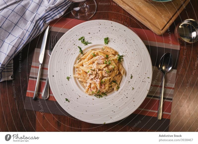 Speisen im Restaurant Penne Carbonara Speck Lebensmittel Mahlzeit Mittagessen Abendessen Spätzle Feinschmecker lecker geschmackvoll Wein Gabel Löffel Messer