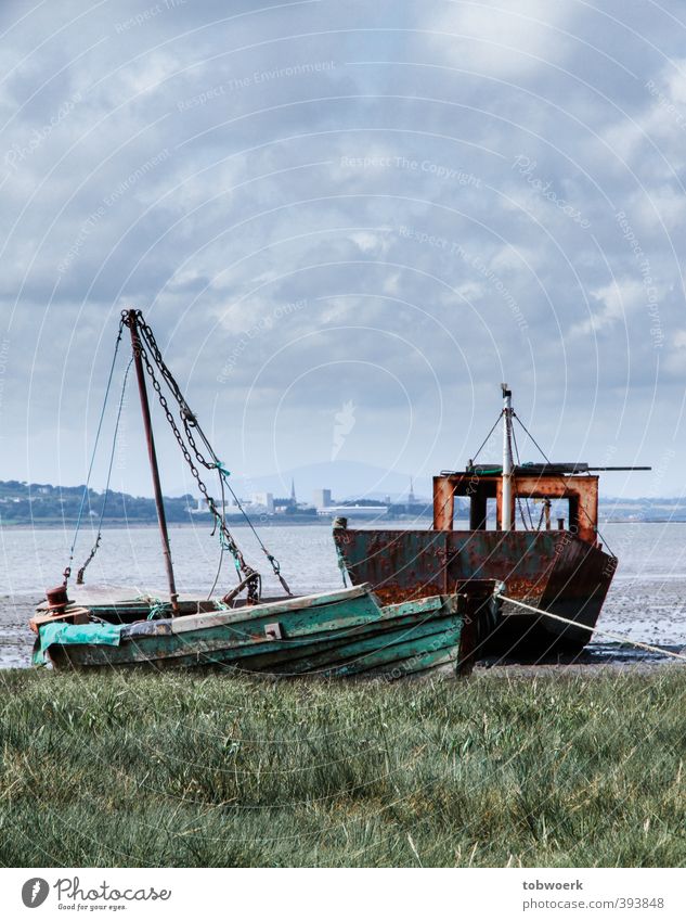 Wrackpaar Ferne Meer Segeln Wolken Wetter Gras Wiese Schifffahrt Bootsfahrt Fischerboot Segelschiff Seil alt Bewegung liegen Schwimmen & Baden warten dreckig