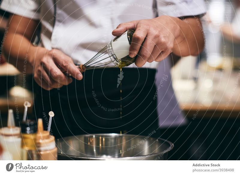 Die Küche des französischen Restaurants Textfreiraum Essen zubereiten unkenntlich arbeiten bei der Arbeit französisches Essen französischer Stil stylisch