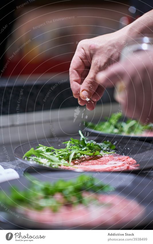 Die Küche des französischen Restaurants Textfreiraum Essen zubereiten unkenntlich arbeiten bei der Arbeit französisches Essen französischer Stil stylisch