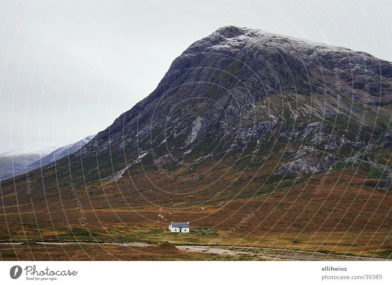 Schottische Highlands Haus Schottland Schottisches Hochlandrind Berge u. Gebirge Kontrast Bahnhof Außenaufnahme